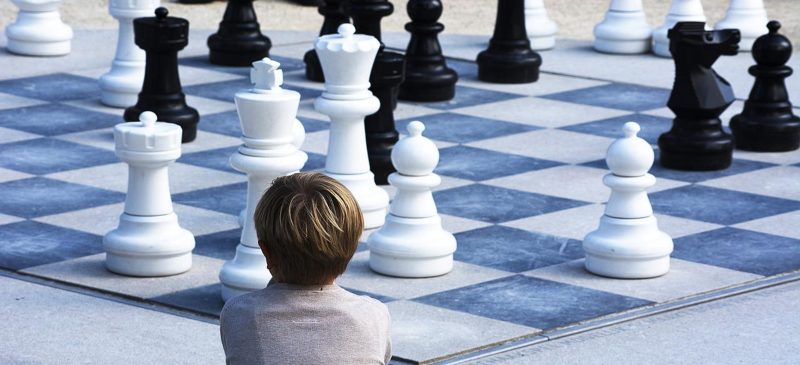 Niño ante un tablero de ajedrez