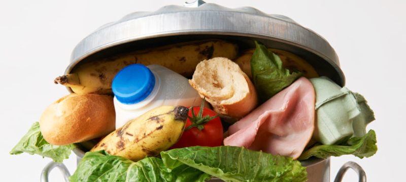 Cubo de basura lleno de alimentos en buen estado