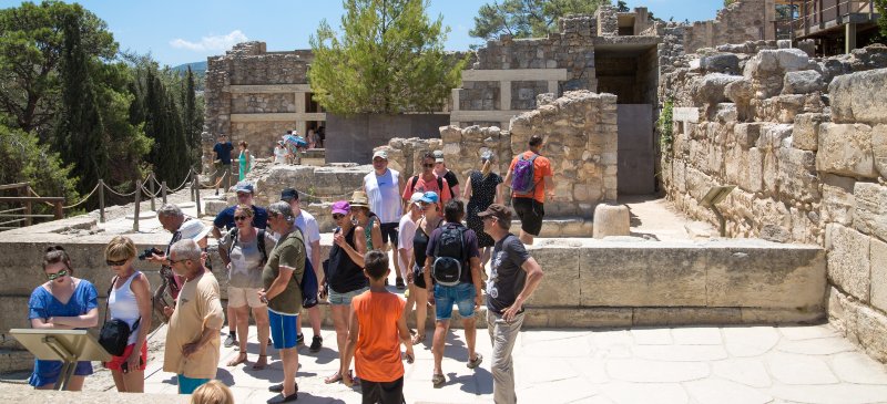 Grupo visitando las ruinas del Palacio de Knossos en Creta