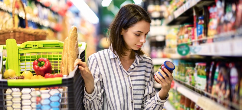 Mujer leyendo una etiqueta en el supermercado