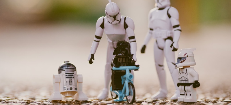 Figuras de la guerra de las galaxias en muñecos de plástico simulando una familia de paseo