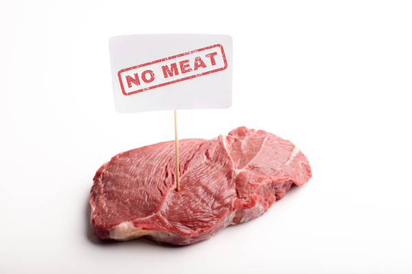 foto de un filete de vaca con un cartel encima que indica no carne
