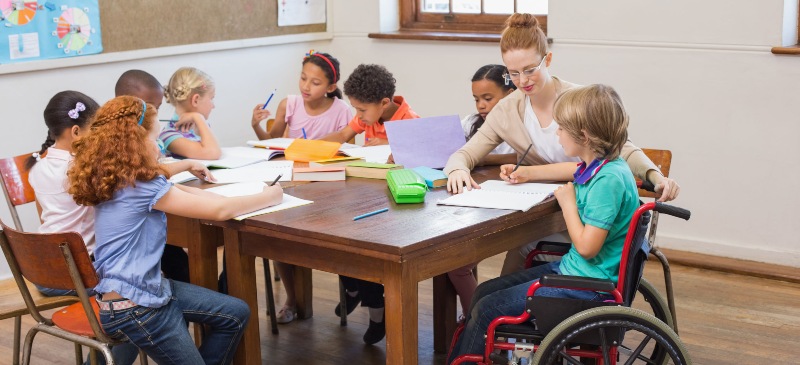 Clase de inclusión con un niño en silla de ruedas.
