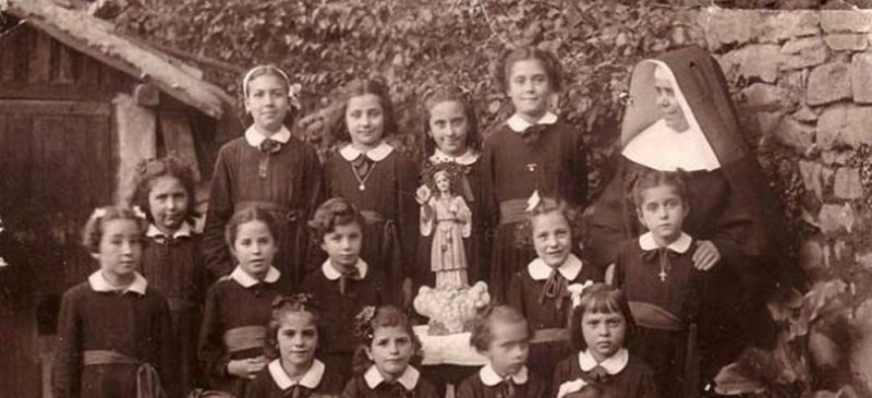 Alumnas con su profesora en un colegio religioso (1951). Fuente: Wikimedia.