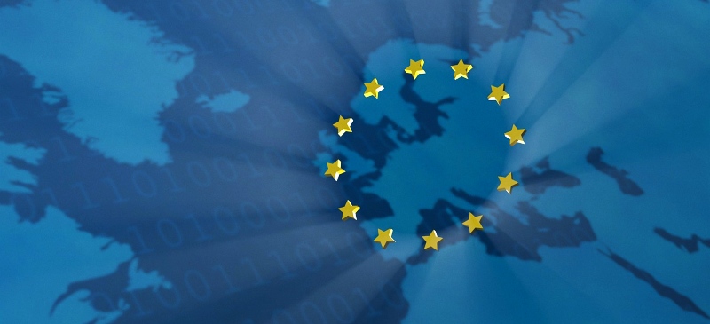 Bandera de la Unión Europea con las 12 estrellas y el fondo de un mapa de Europa