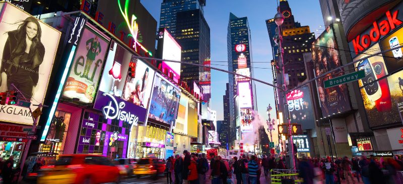 Imagen de Nueva York y la quinta avenida con carteles luminosos