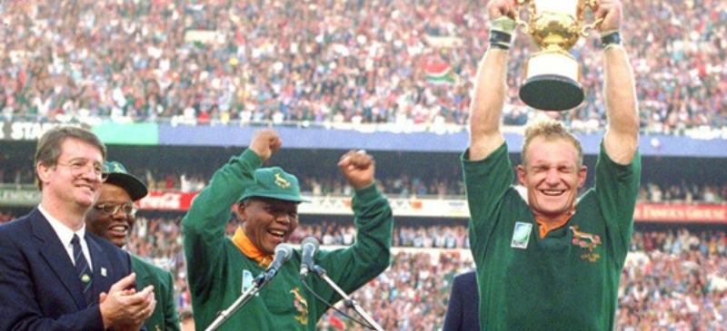 Nelson Mandela y el partido de la copa del mundo, con el capitán levantando la copa.