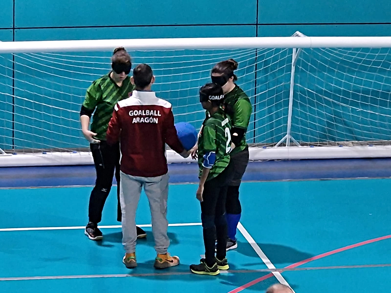 Daniel Palacín entrenador de goalball dando instrucciones al equipo femenino