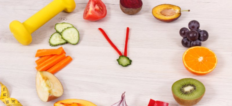 reloj hecho con frutas y hortalizas simulando el timming nutricional