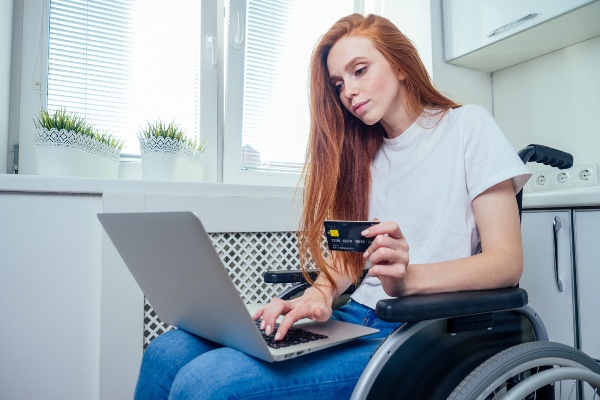 Mujer en silla de ruedas accediendo a Internet