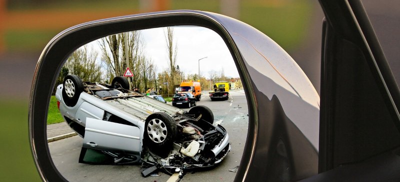 Accidente de tráfico visto desde el espejo retrovisor