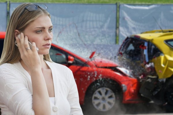 Mujer llamando por teléfono tras un accidente de tráfico