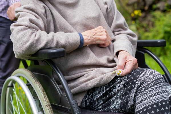 Persona con Alzheimer, dependiente. 