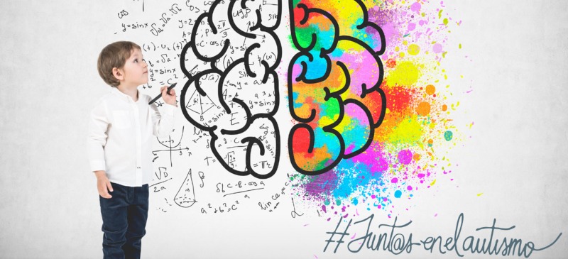 Imagen de niño mirando a un dibujo en el que hay dibujado un cerebro en una pared en el que solo en la mitad hay colores