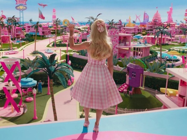 Fotograma de la película de Barbie en Barbie Land