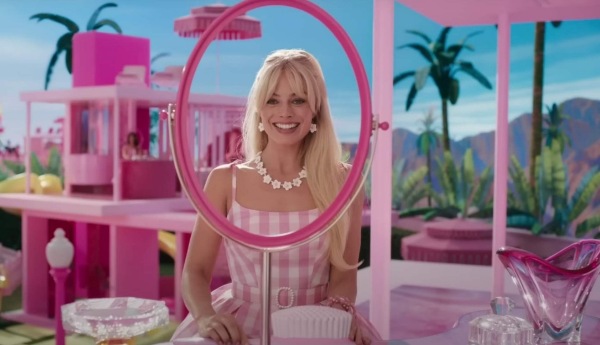 Fotograma de la película Barbie frente a su tocador rosa
