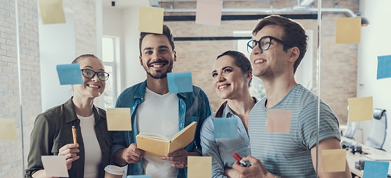 El equipo organiza un proyecto empresarial.