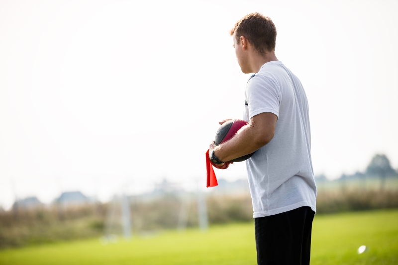 Entrenador de fútbol en el campo de juego.