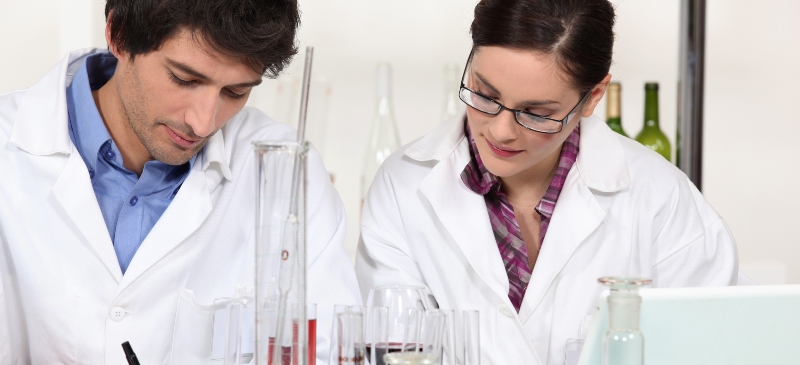 Dos científicos en un laboratorio
