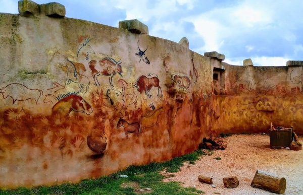 Muro del arte rupestre en el Centro de Arqueología Experimental de Atapuerca (CAREX, Burgos).