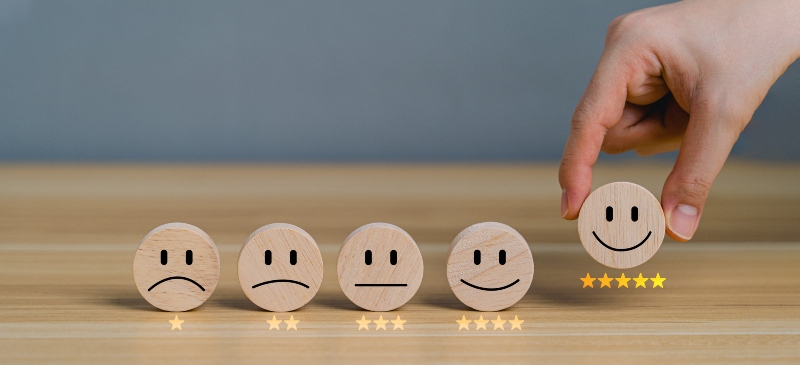 Caritas hechas de madera desde la tristeza a la sonriente