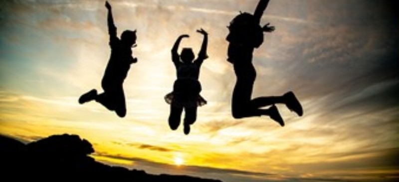 Fotografía enviada por Cecilia de tres chicas saltando en el aire al atardecer