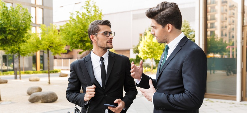 Dos empresarios valorando una iniciativa empresarial en plena calle