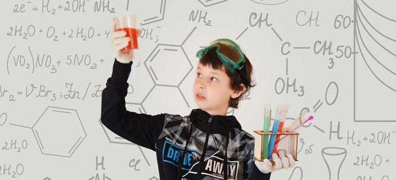 Niño con tubos de ensayo en un laboratorio