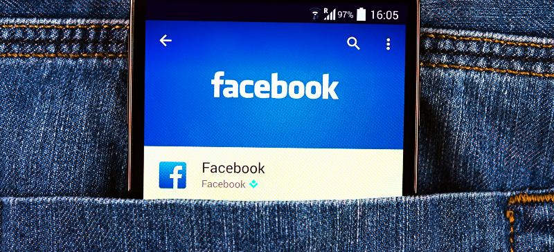 Imagen de teléfono móvil en un pantalón vaquero con la pantalla de Facebook abierta.