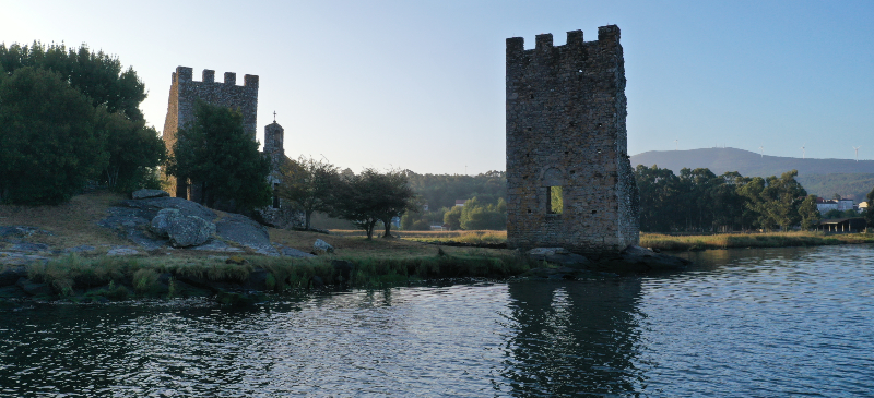Las Torres de Oeste. Fotografía actual realizada desde las aguas del río Ulla. Fotografía de autor.