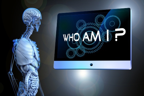 quien soy esqueleto frente a una pantalla de ordenador