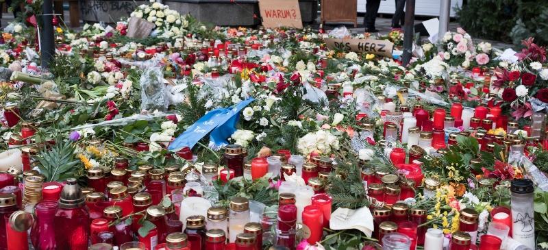 Velas y flores en el lugar de un atentado terrorista