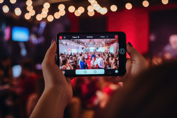 persona recogiendo en su teléfono móvil un evento exitoso