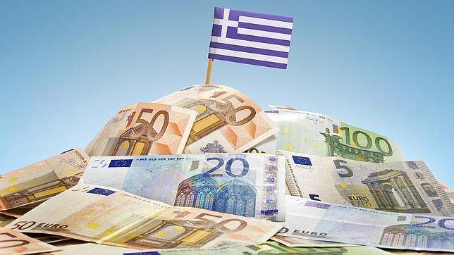 La bandera de Grecia aparece triunfante sobre una montaña de billetes