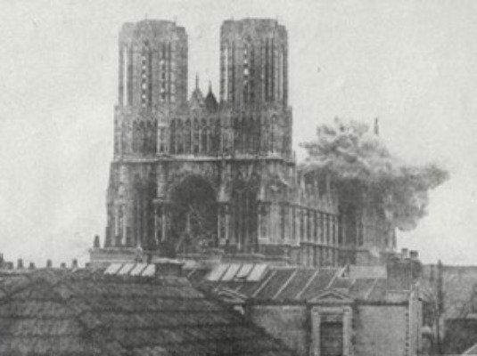 . La catedral de Reims bombardeada durante la II Guerra Mundial. Fuente: Jotdown 