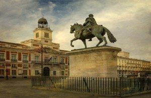 . Cuadro de la estatua ecuestre de Carlos III y el Edificio Real Casa de Correos de la Puerta del Sol de Madrid. Fuente: texfoto.com