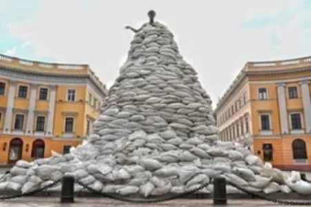 El monumento al duque Richelieu se protege con sacos de arena en el bulevar Prymorskyi (Odesa), en medio de la invasión rusa de Ucrania