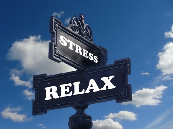 estrés y relajación, dos carteles que indican direcciones separadas.