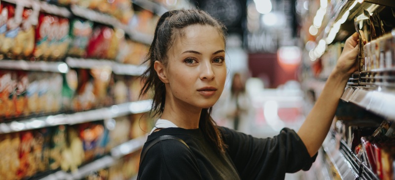 Foto de Joshua Rawson Harris. Mujer en el supermercado.