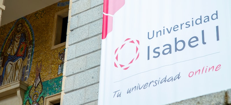 imagen del logotipo de la universidad isabel I con la fachada de fondo