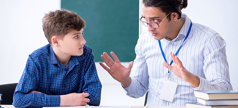 Orientador educativo realizando una intervención individual a un alumno