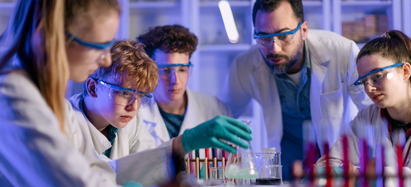 Profesor realizando prácticas en el laboratorio