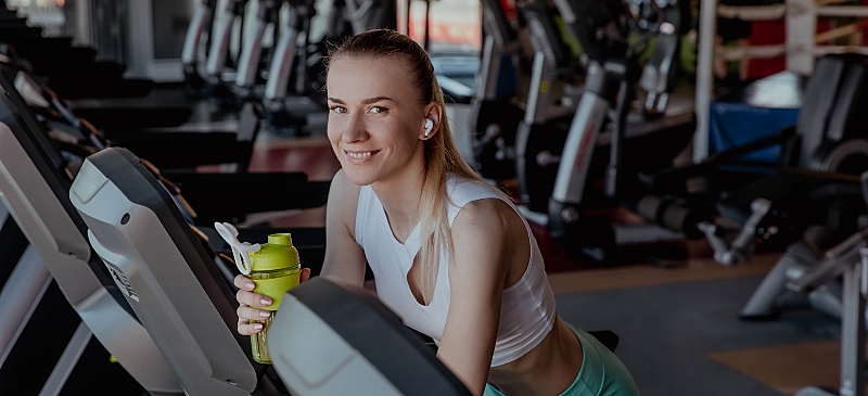 Deportista en el gimnasio cuidando su alimentación
