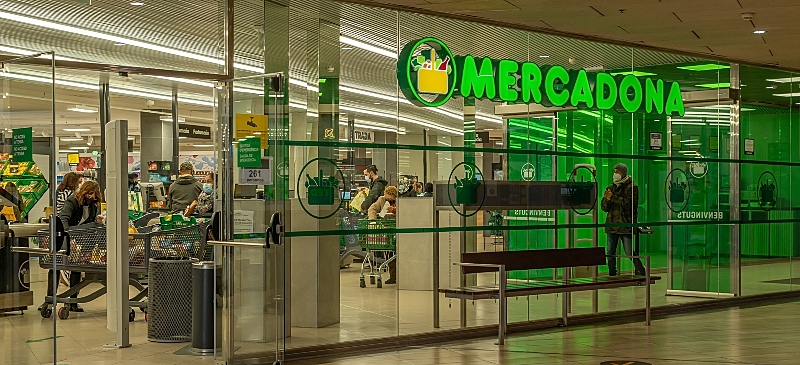 Acceso de la puerta principal de un supermercado Mercadona