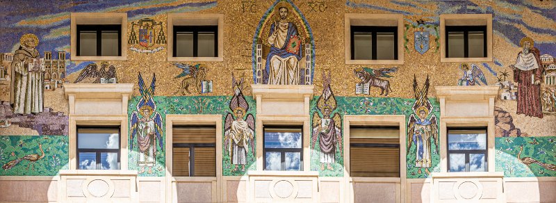 Mosaico de la fachada principal de la Universidad Isabel I