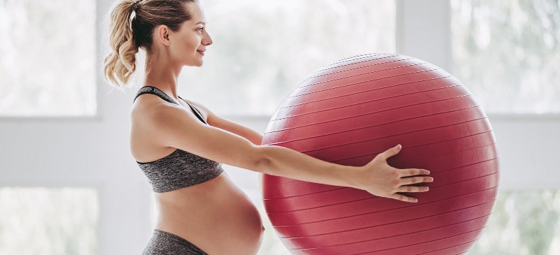 Mujer embarazada y pelota