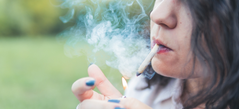 Mujer fumando cigarrillo de marihuana medicinal