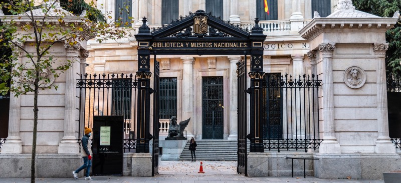 Fachada principal del Museo Arqueológico Nacional en Madrid.