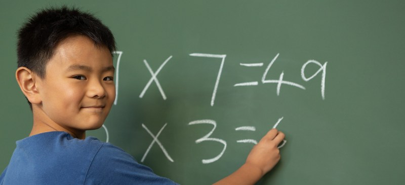 Niño asiático resolviendo un problema matemático.