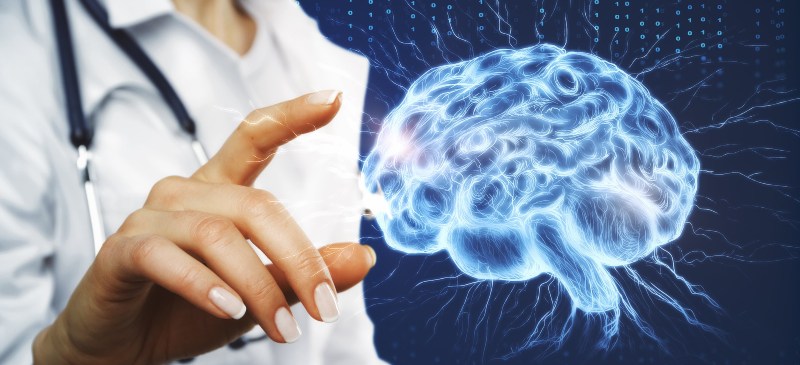 Cerebro como infografía tocada por la mano de una doctora